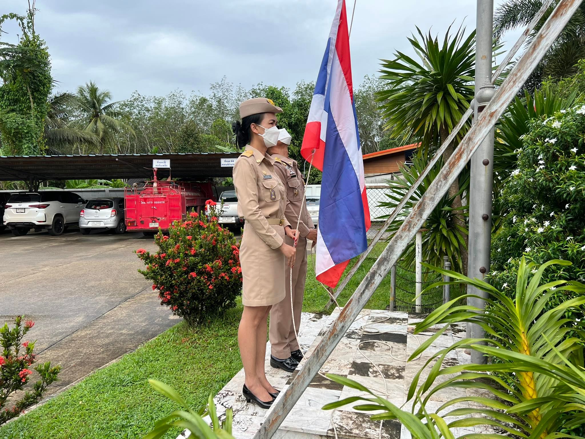 องค์การบริหารส่วนตำบลนาพญาจัดกิจกรรมเคารพธงชาติและร้องเพลงชาติไทย เนื่องในวันพระราชทานธงชาติไทย
